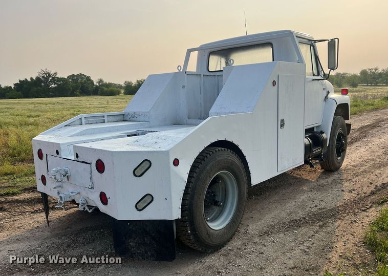 image for item II9021 1983 International 1754  flatbed truck