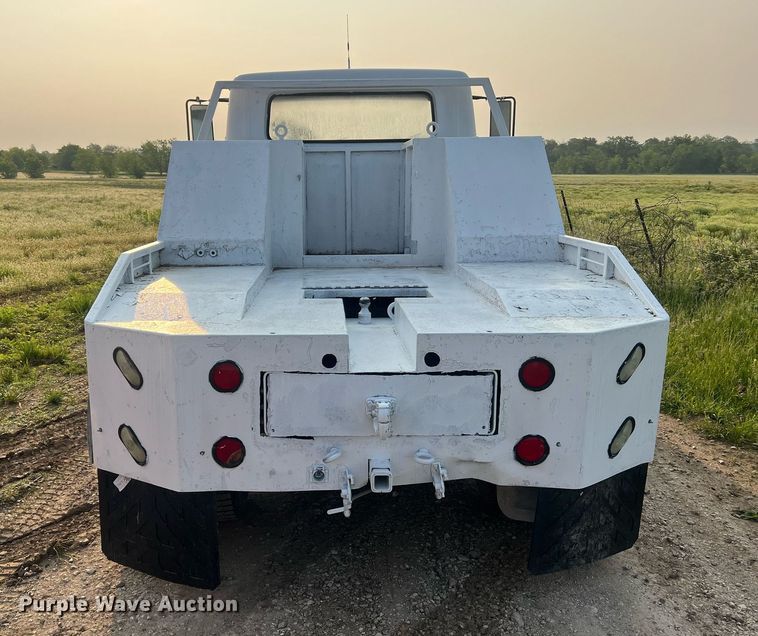 image for item II9021 1983 International 1754  flatbed truck