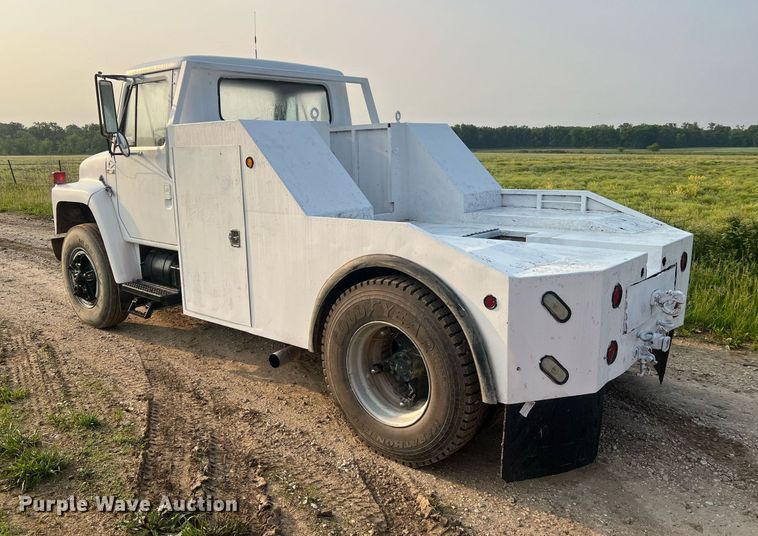 image for item II9021 1983 International 1754  flatbed truck