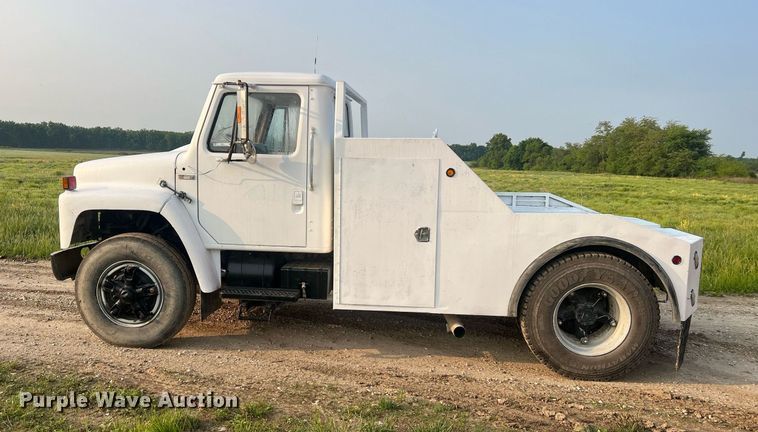 image for item II9021 1983 International 1754  flatbed truck