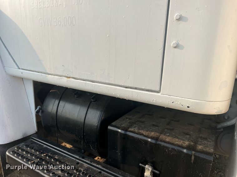 image for item II9021 1983 International 1754  flatbed truck