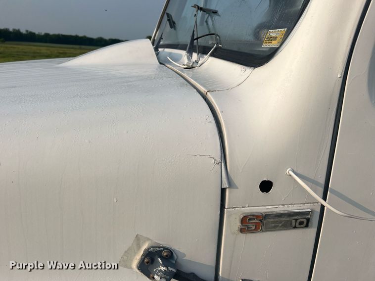 image for item II9021 1983 International 1754  flatbed truck