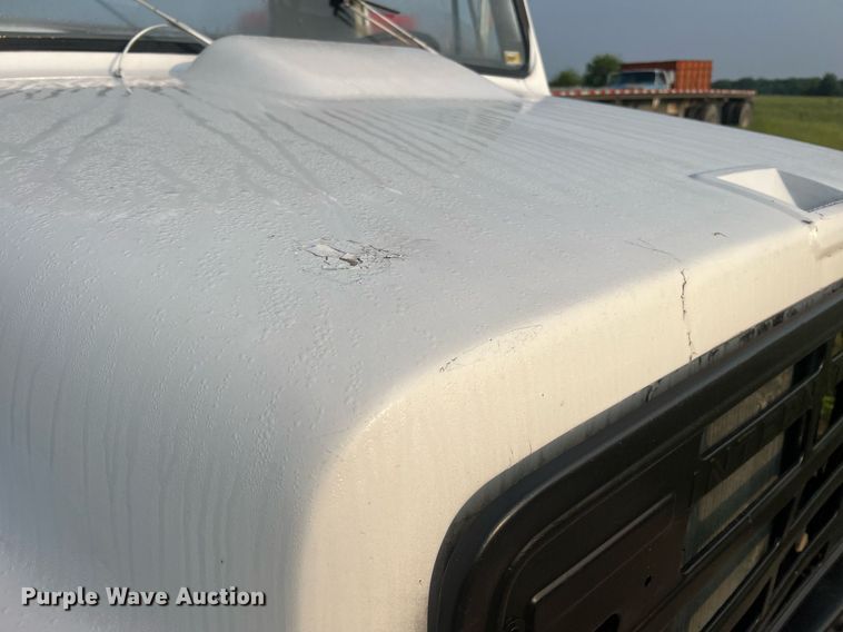 image for item II9021 1983 International 1754  flatbed truck