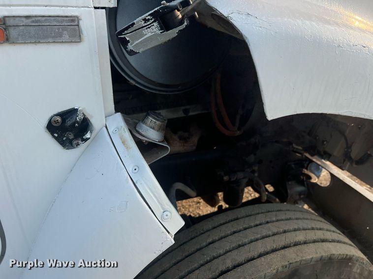 image for item II9021 1983 International 1754  flatbed truck