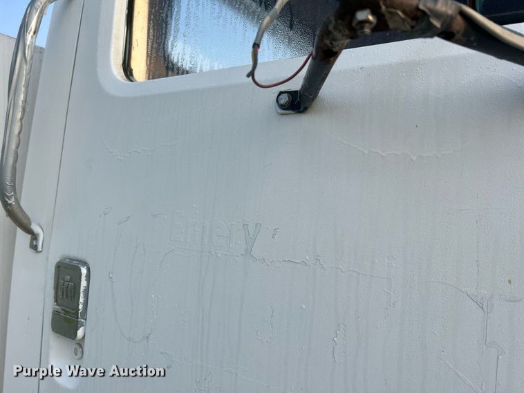 image for item II9021 1983 International 1754  flatbed truck