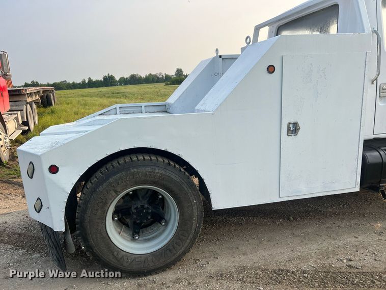 image for item II9021 1983 International 1754  flatbed truck