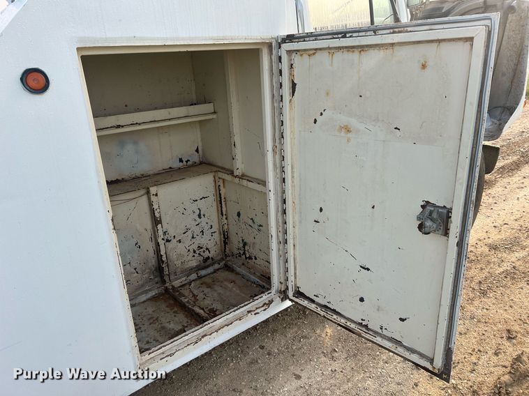 image for item II9021 1983 International 1754  flatbed truck