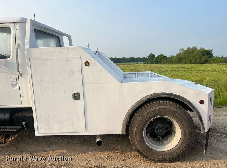 image for item II9021 1983 International 1754  flatbed truck