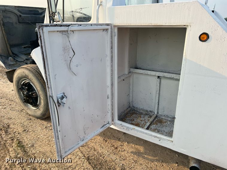 image for item II9021 1983 International 1754  flatbed truck