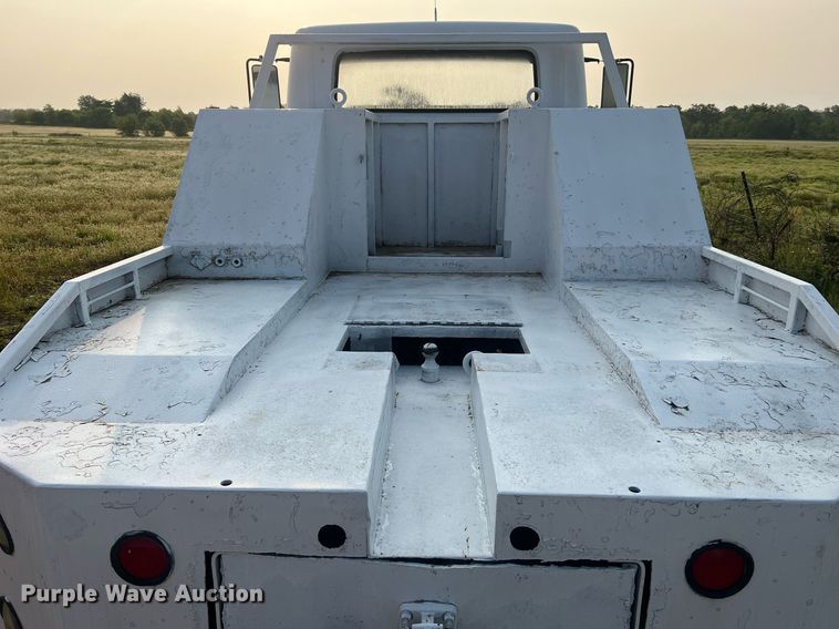 image for item II9021 1983 International 1754  flatbed truck