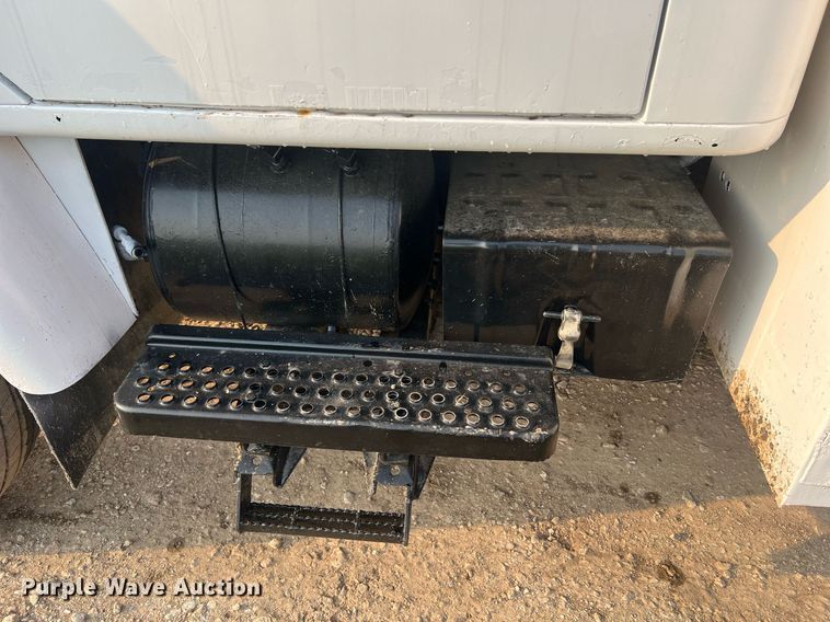 image for item II9021 1983 International 1754  flatbed truck