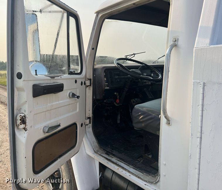 image for item II9021 1983 International 1754  flatbed truck