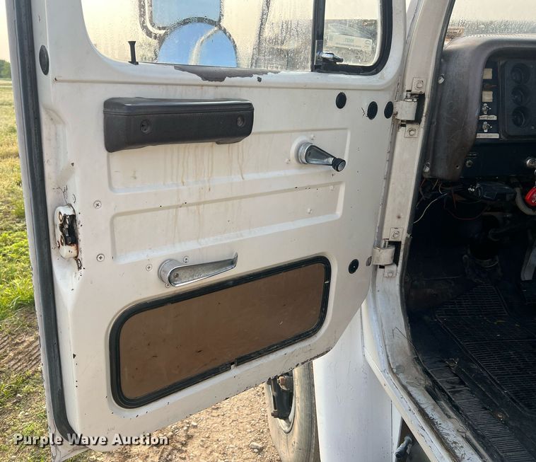 image for item II9021 1983 International 1754  flatbed truck