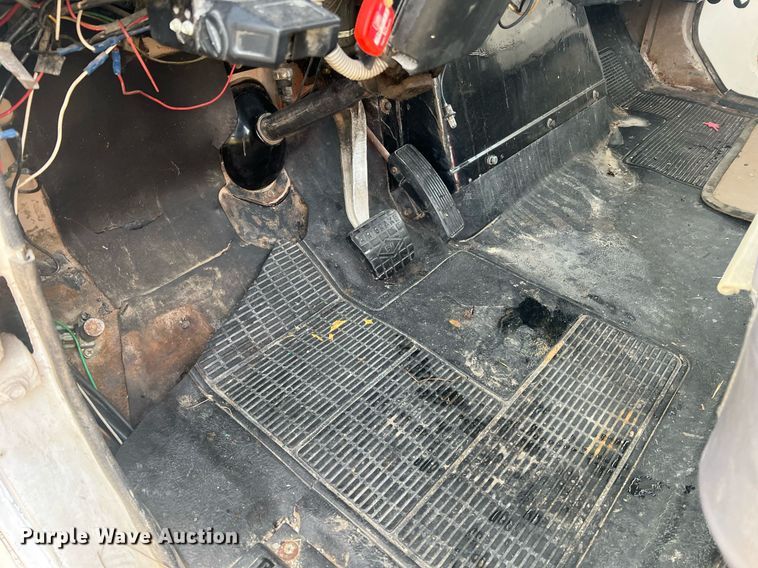 image for item II9021 1983 International 1754  flatbed truck