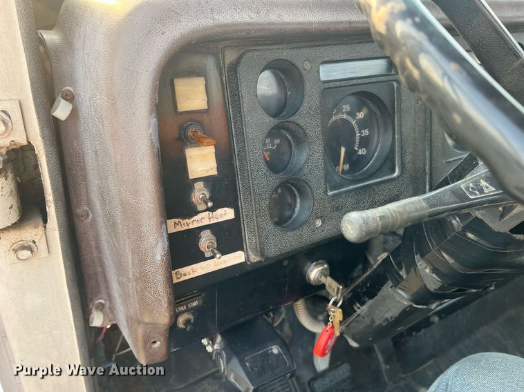 image for item II9021 1983 International 1754  flatbed truck