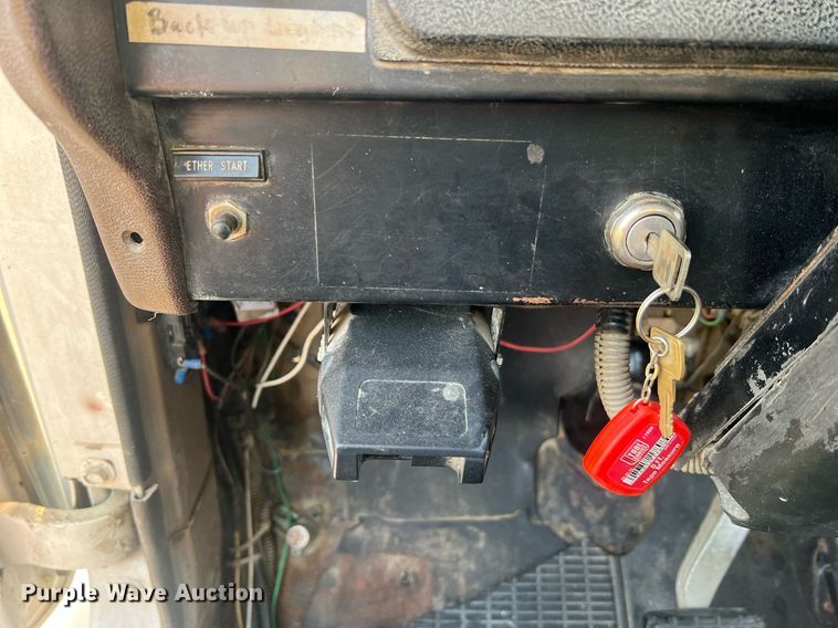 image for item II9021 1983 International 1754  flatbed truck