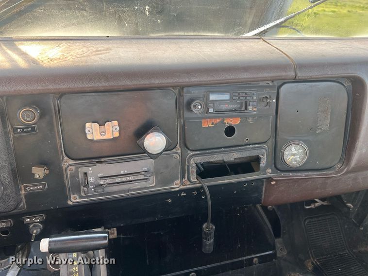 image for item II9021 1983 International 1754  flatbed truck