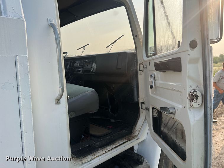 image for item II9021 1983 International 1754  flatbed truck