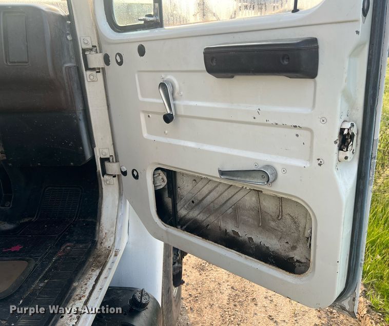 image for item II9021 1983 International 1754  flatbed truck