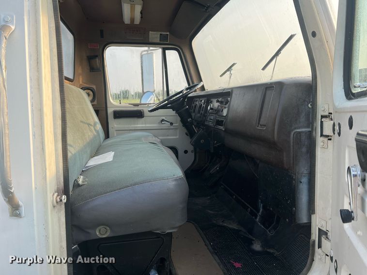 image for item II9021 1983 International 1754  flatbed truck