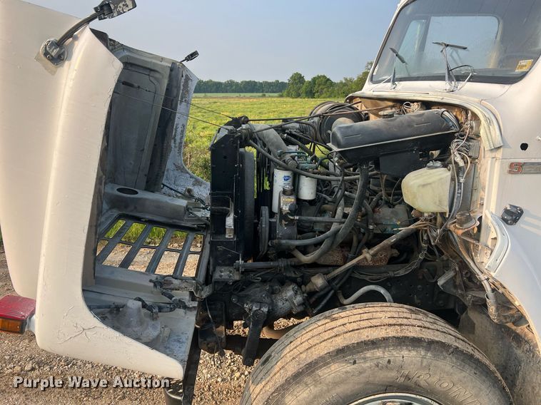 image for item II9021 1983 International 1754  flatbed truck