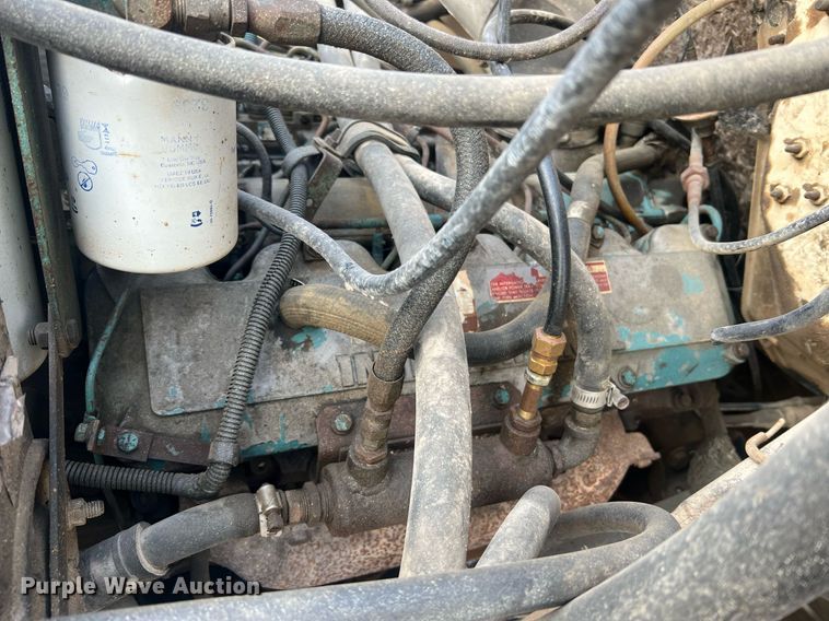 image for item II9021 1983 International 1754  flatbed truck