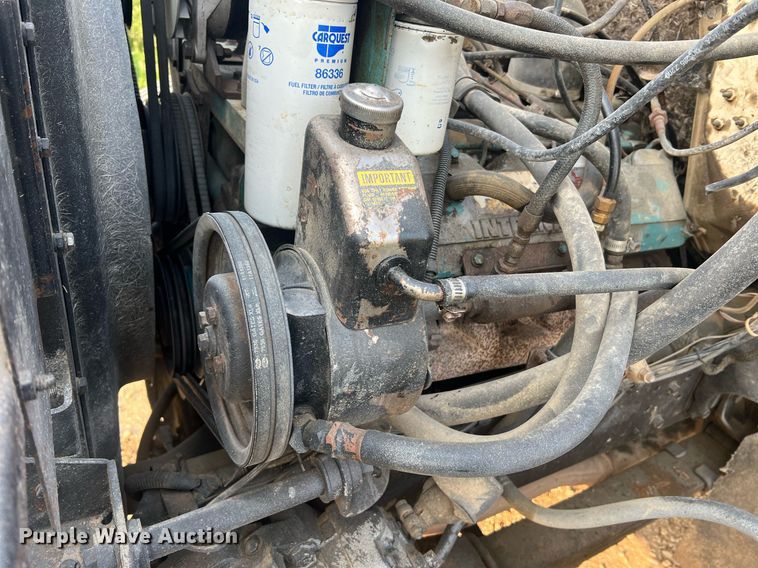 image for item II9021 1983 International 1754  flatbed truck