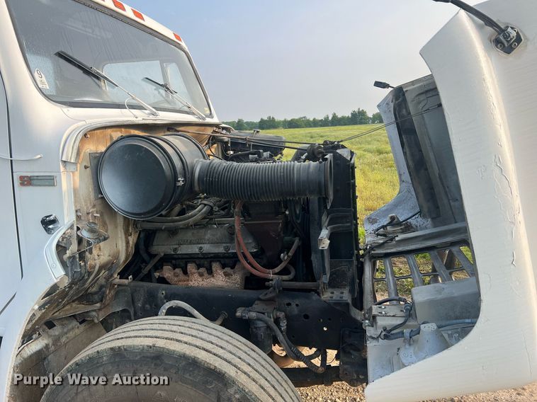 image for item II9021 1983 International 1754  flatbed truck