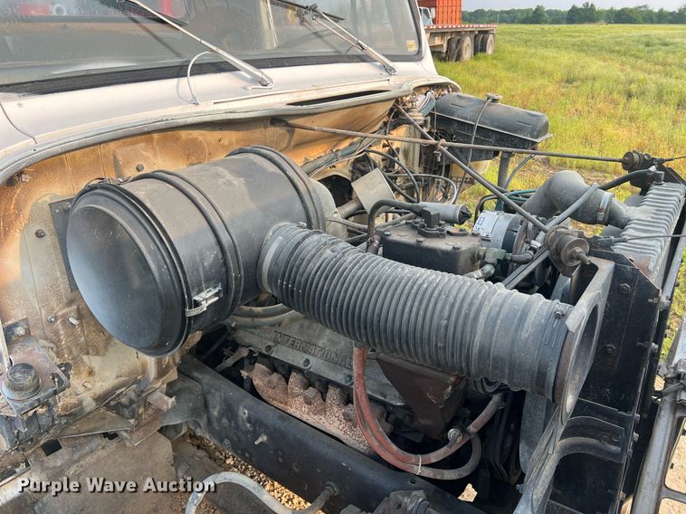 image for item II9021 1983 International 1754  flatbed truck