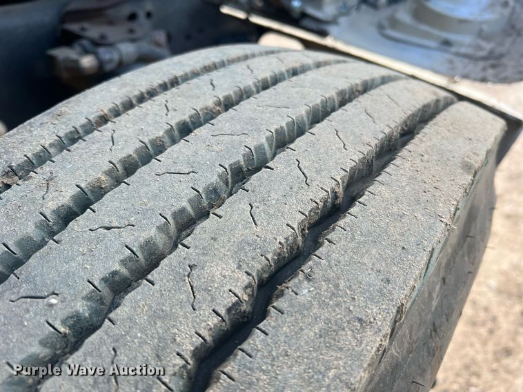 image for item II9021 1983 International 1754  flatbed truck