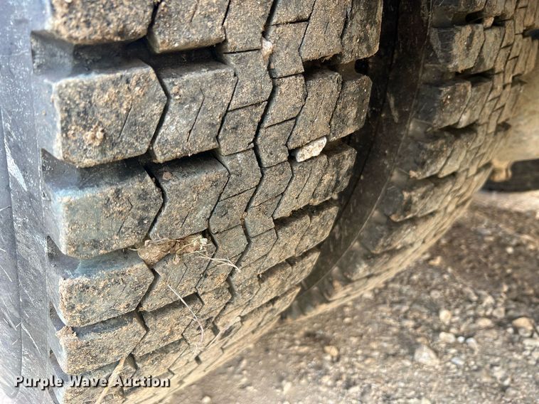 image for item II9021 1983 International 1754  flatbed truck