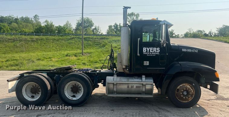 image for item II9022 1999 Freightliner FLD  semi truck