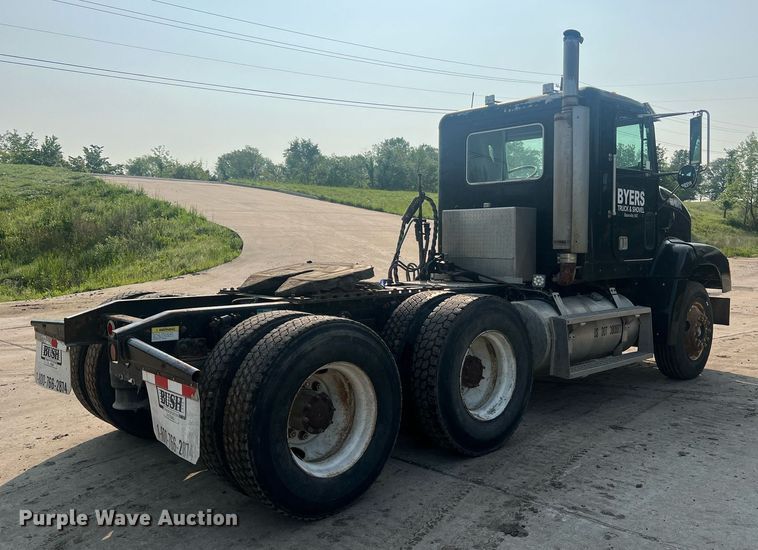 image for item II9022 1999 Freightliner FLD  semi truck