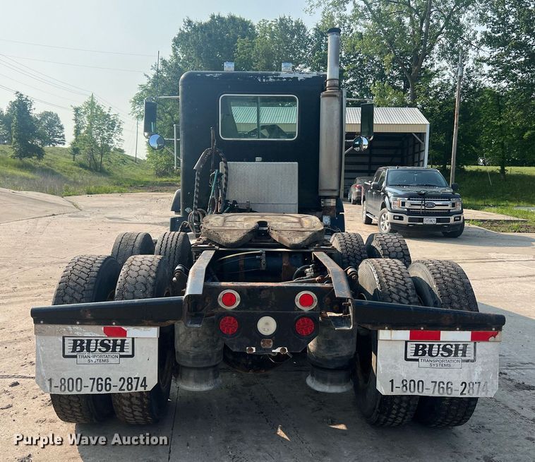 image for item II9022 1999 Freightliner FLD  semi truck