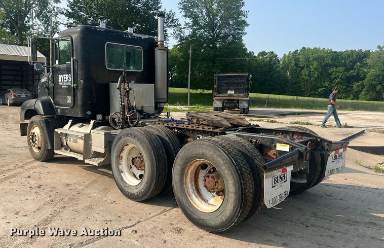 image for item II9022 1999 Freightliner FLD  semi truck