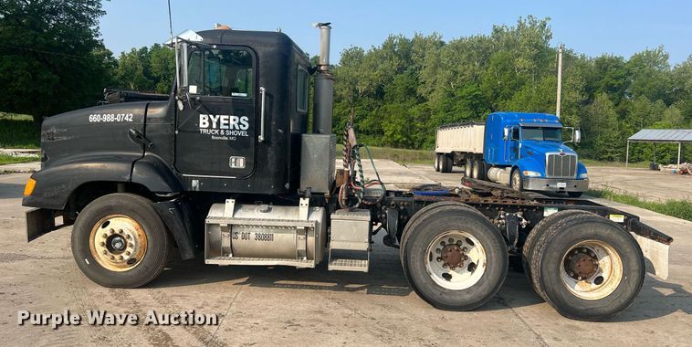 image for item II9022 1999 Freightliner FLD  semi truck