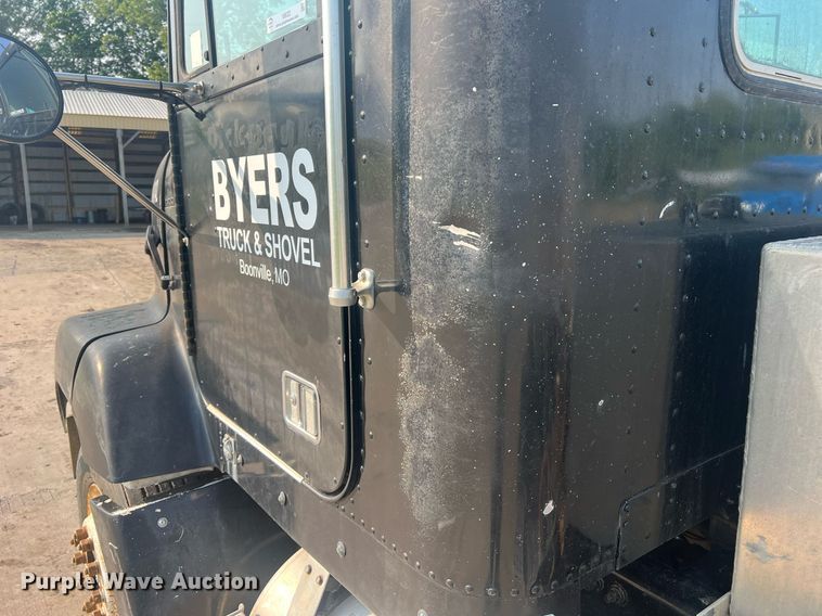 image for item II9022 1999 Freightliner FLD  semi truck