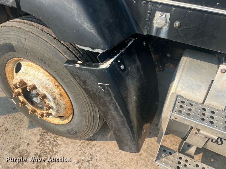 image for item II9022 1999 Freightliner FLD  semi truck