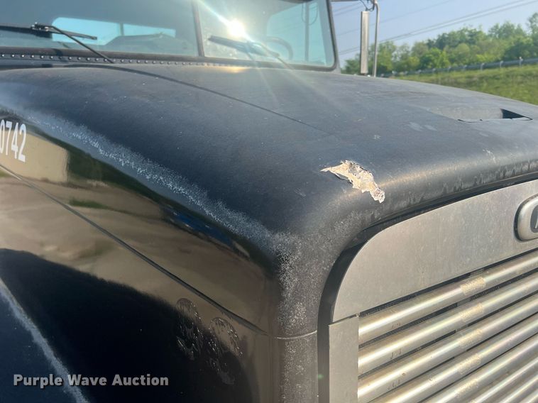 image for item II9022 1999 Freightliner FLD  semi truck