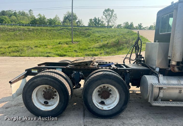 image for item II9022 1999 Freightliner FLD  semi truck