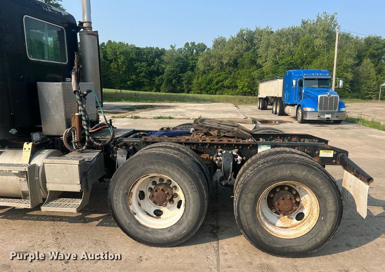 image for item II9022 1999 Freightliner FLD  semi truck