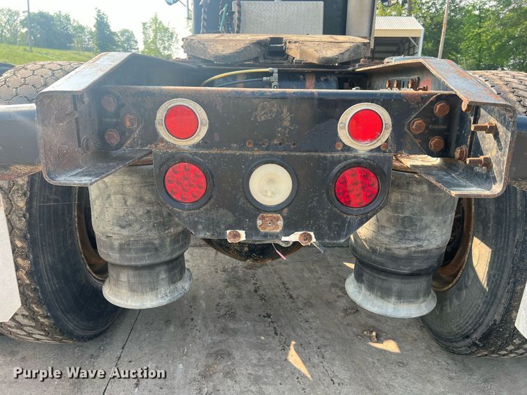 image for item II9022 1999 Freightliner FLD  semi truck