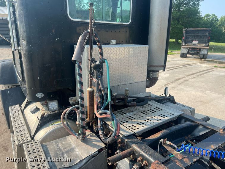 image for item II9022 1999 Freightliner FLD  semi truck