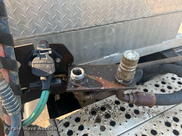 image for item II9022 1999 Freightliner FLD  semi truck