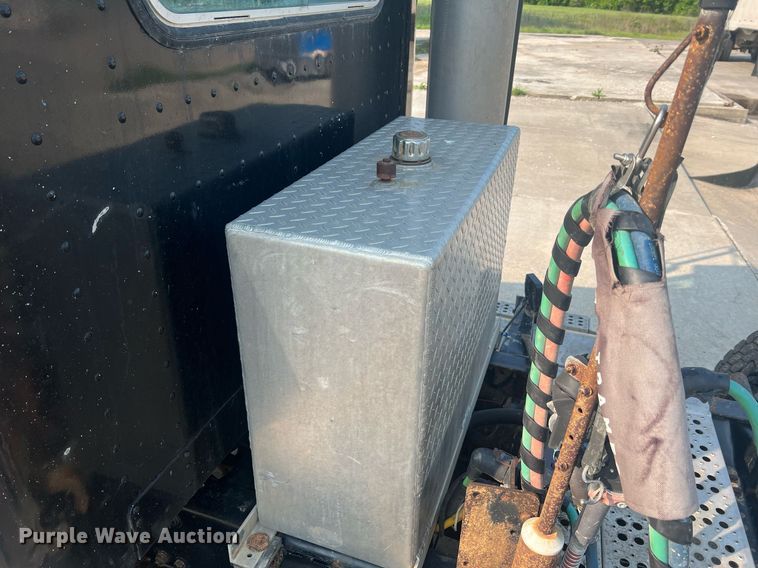 image for item II9022 1999 Freightliner FLD  semi truck