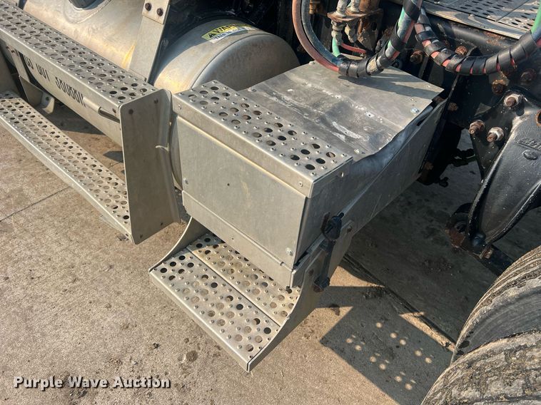 image for item II9022 1999 Freightliner FLD  semi truck