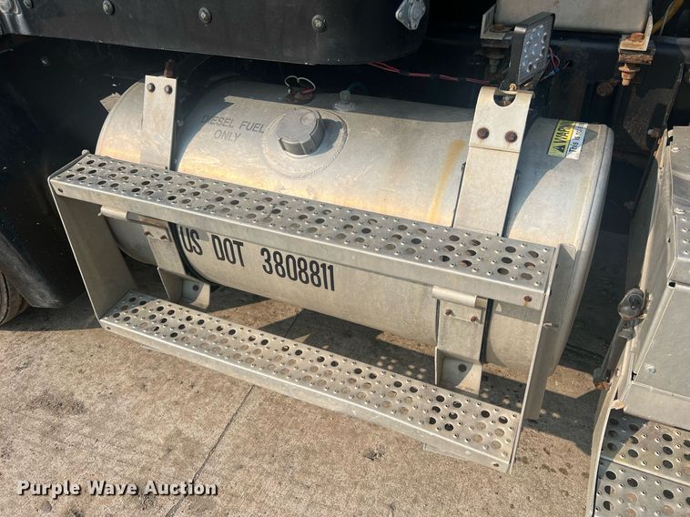 image for item II9022 1999 Freightliner FLD  semi truck