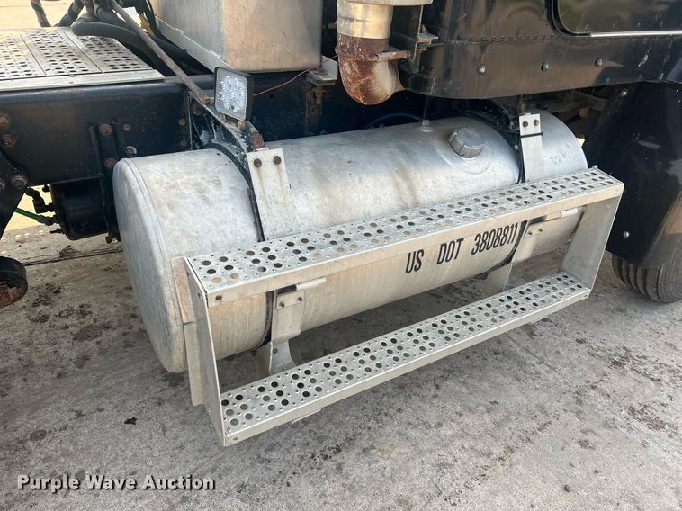 image for item II9022 1999 Freightliner FLD  semi truck