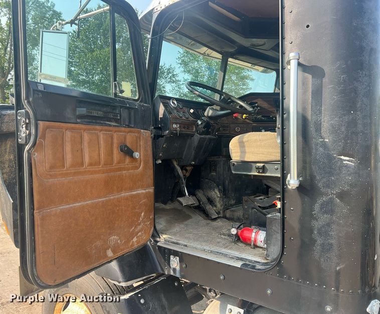 image for item II9022 1999 Freightliner FLD  semi truck