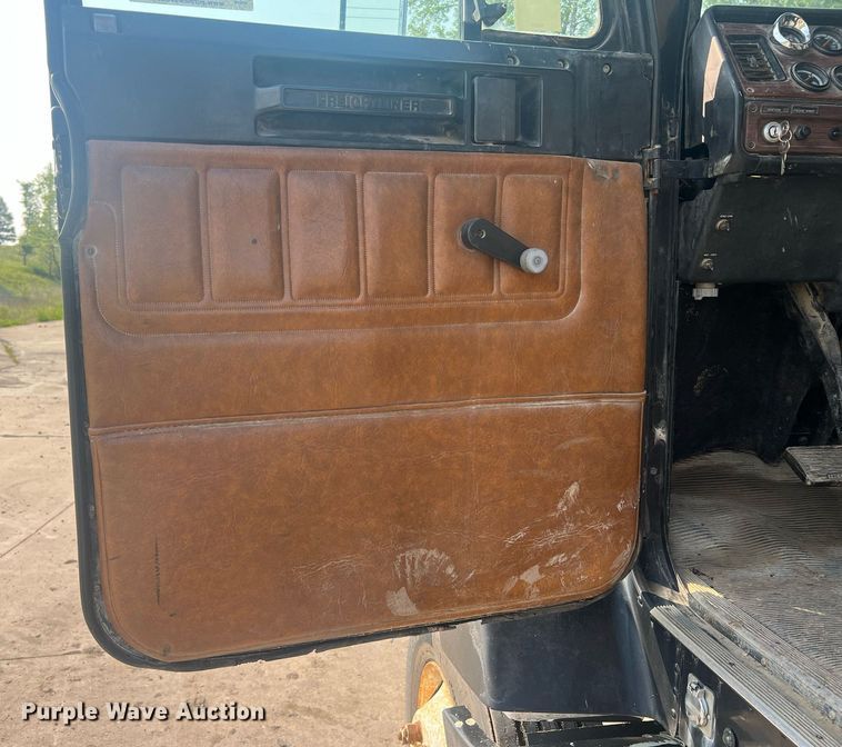 image for item II9022 1999 Freightliner FLD  semi truck